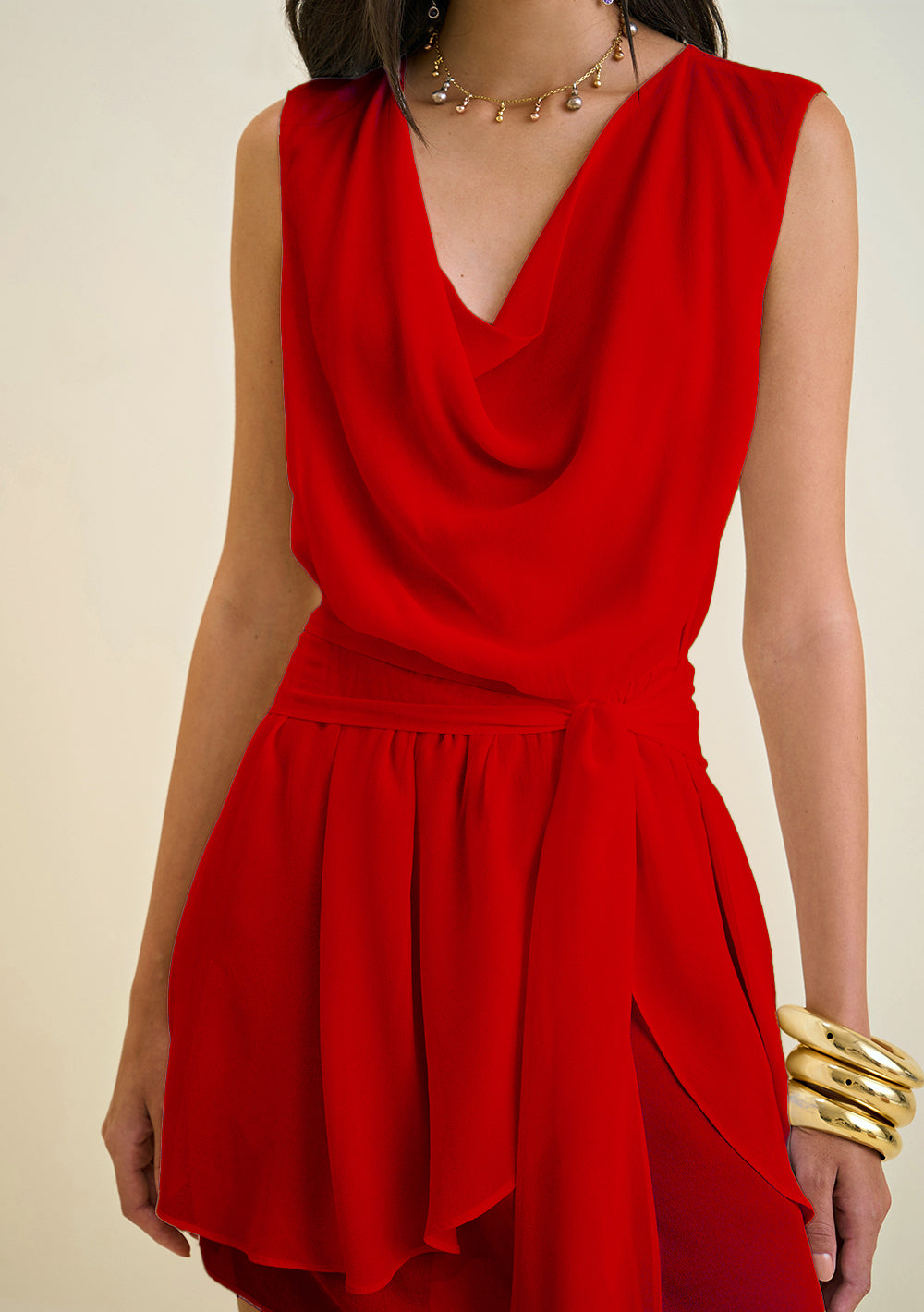 Vestido Corto Escote en V Con Volado en el Ruedo