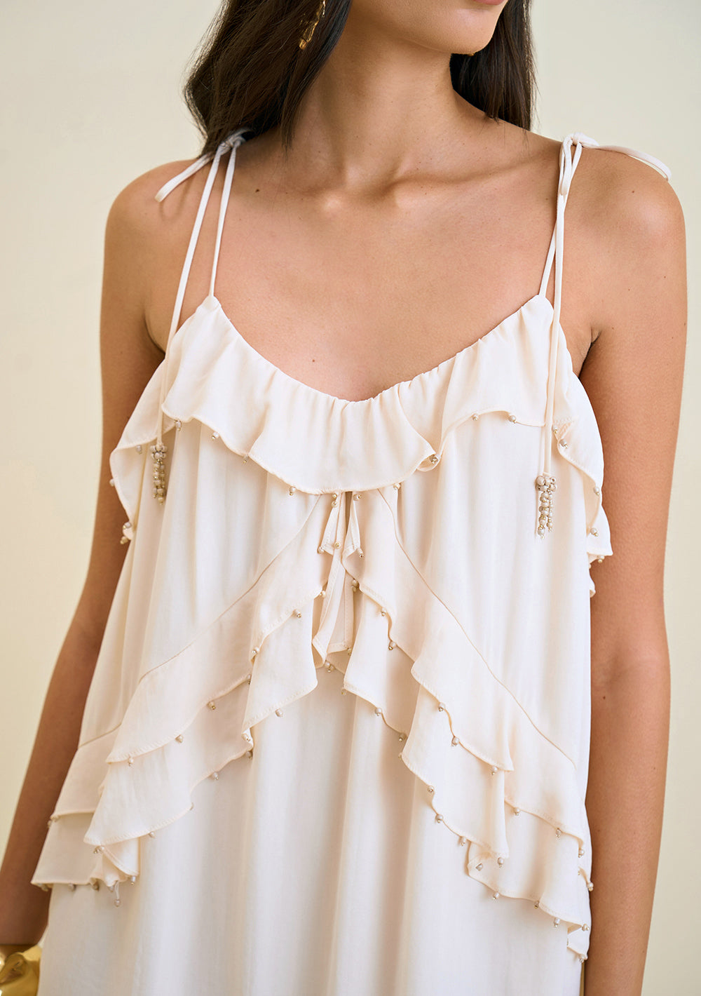 Vestido Corto Escote en V Con Babado