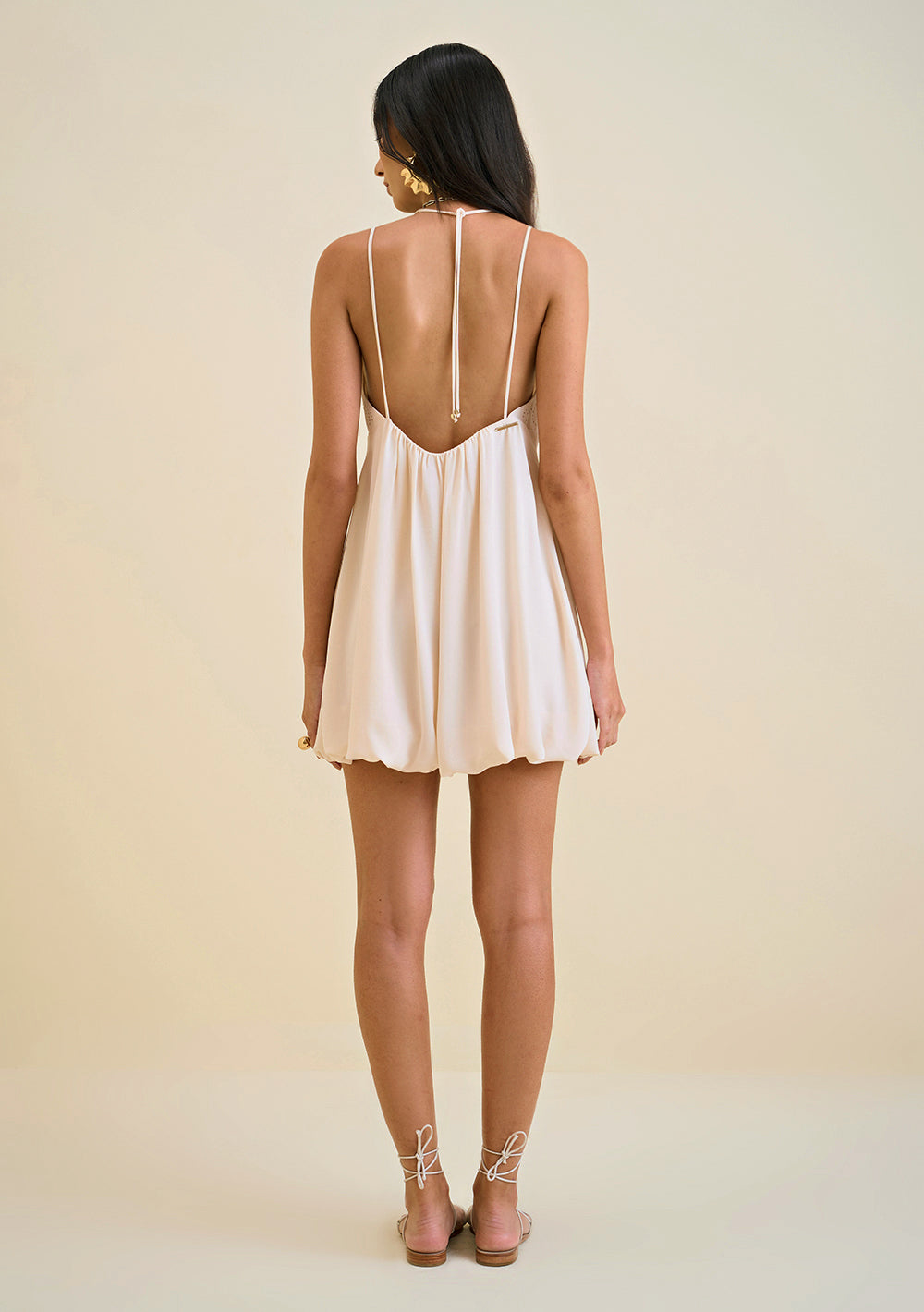 Vestido Escote En V Con Detalles Termoaplicados Corto