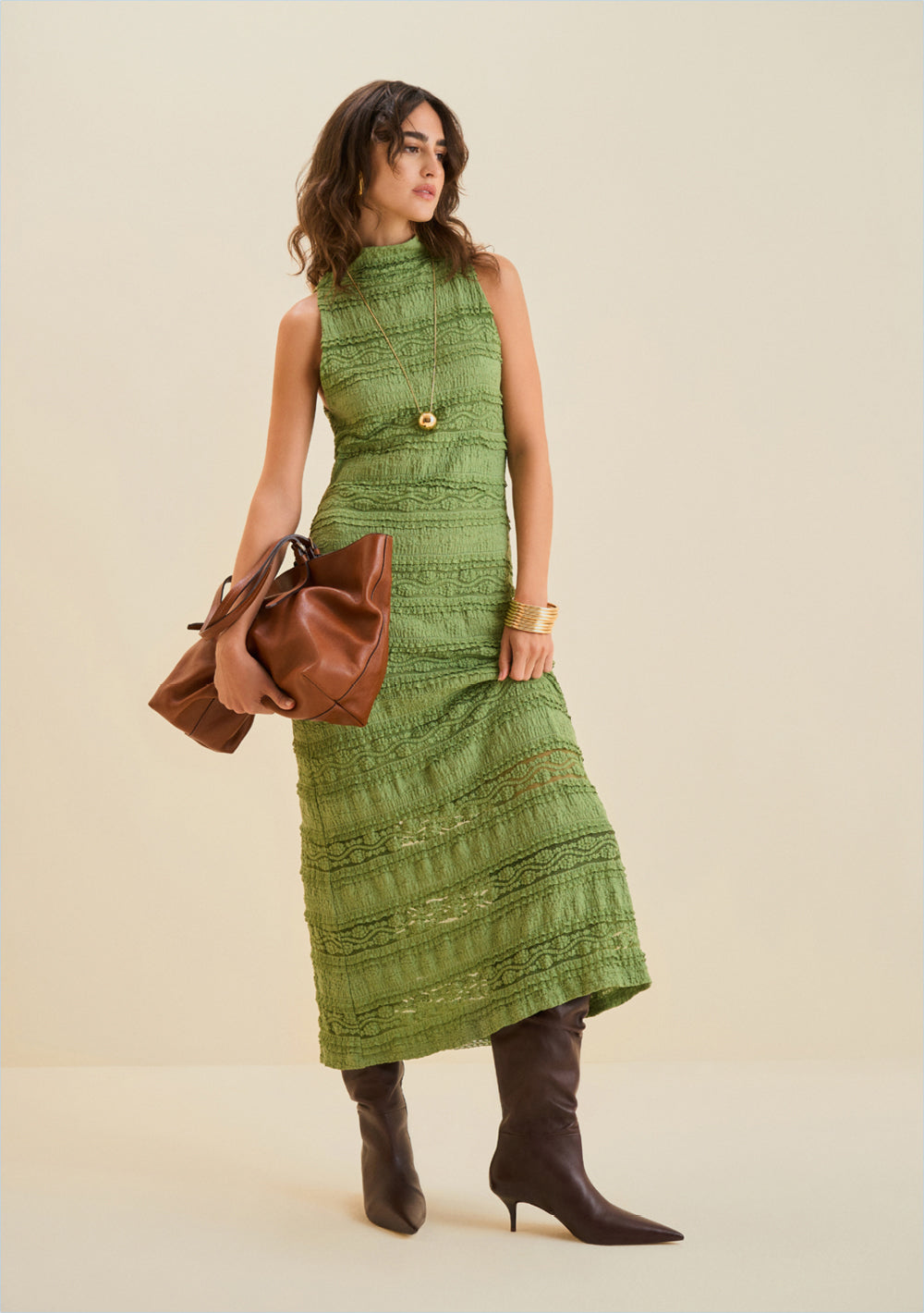 Vestido Ajustado Cuello Alto Sin Mangas Midi