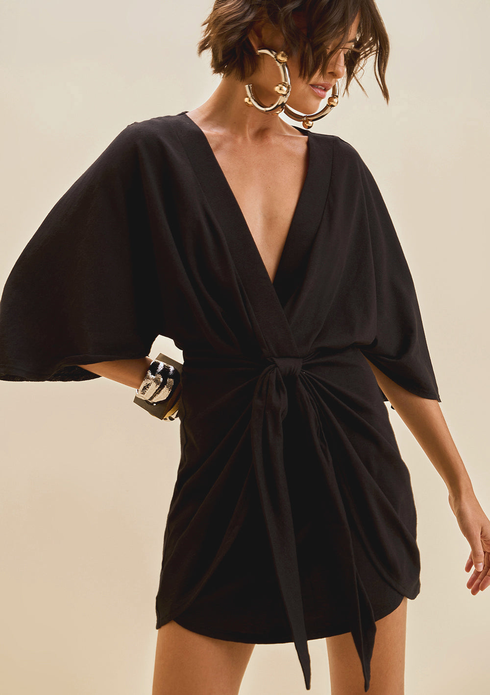 Vestido Ajustado Escote Cruzado Mangas Tres Cuartos Corto