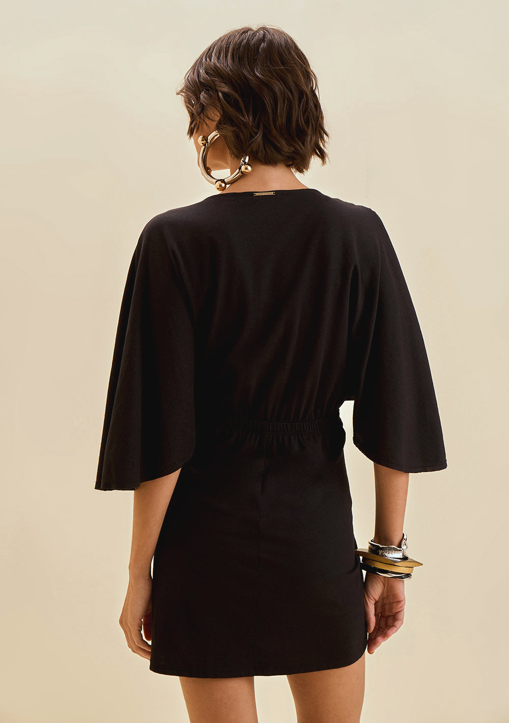 Vestido Ajustado Escote Cruzado Mangas Tres Cuartos Corto