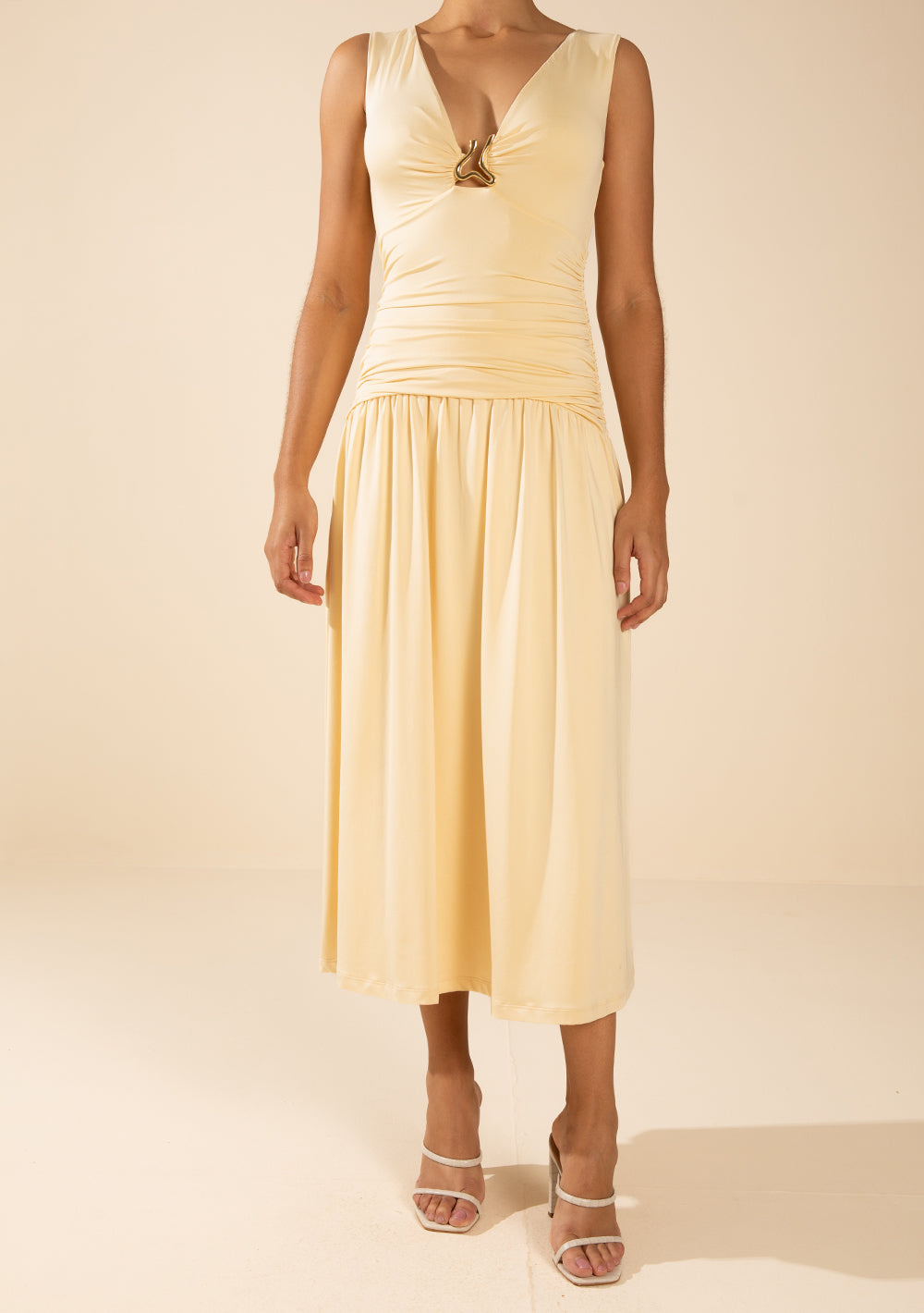 Vestido Ajustado Escote en V Sin Mangas Midi
