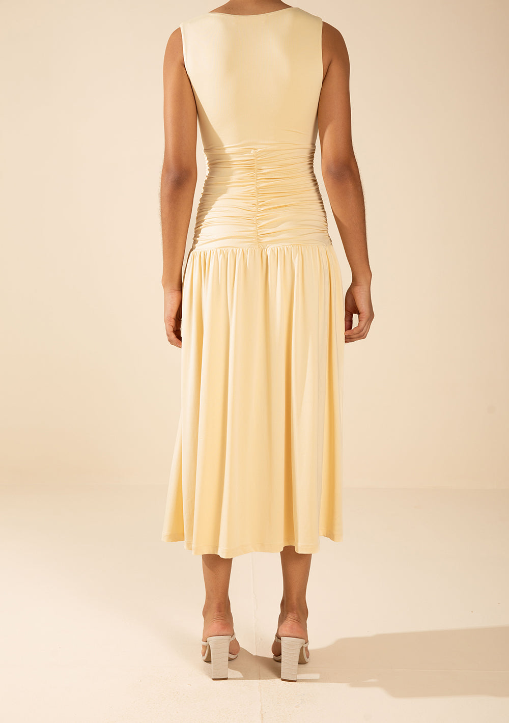 Vestido Ajustado Escote en V Sin Mangas Midi