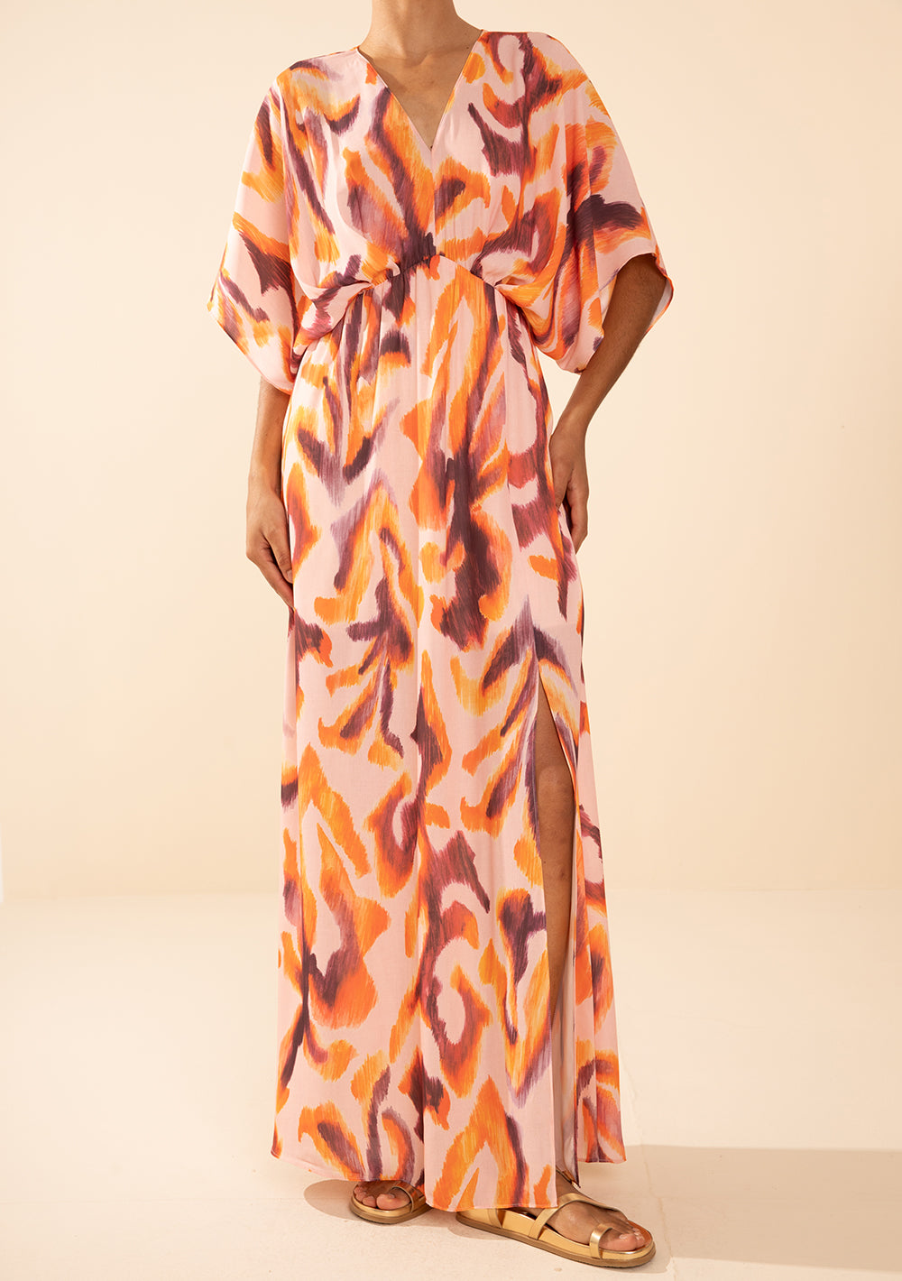 Vestido Suelto Escote En V Mangas Cortas Midi