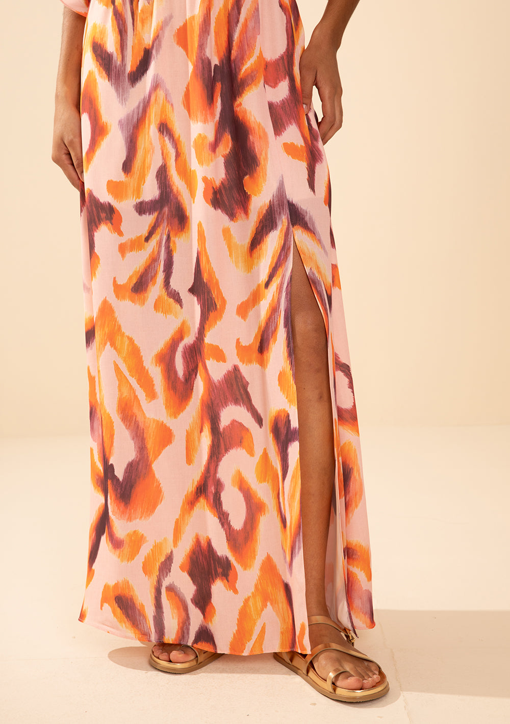 Vestido Suelto Escote En V Mangas Cortas Midi