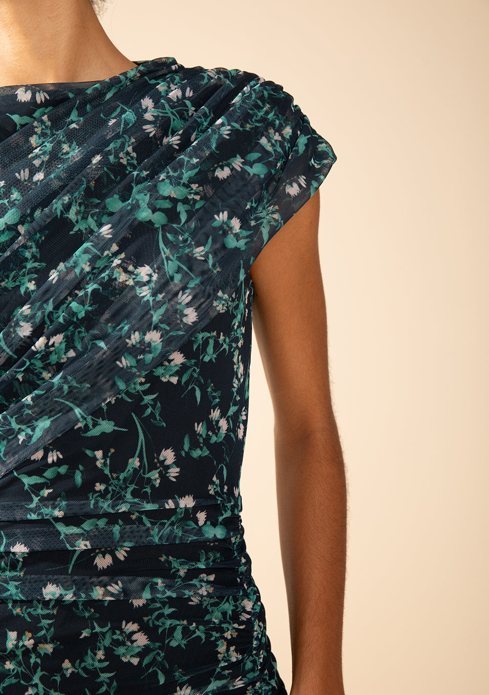 Vestido Ajustado Cuello Alto Sin Mangas Corto