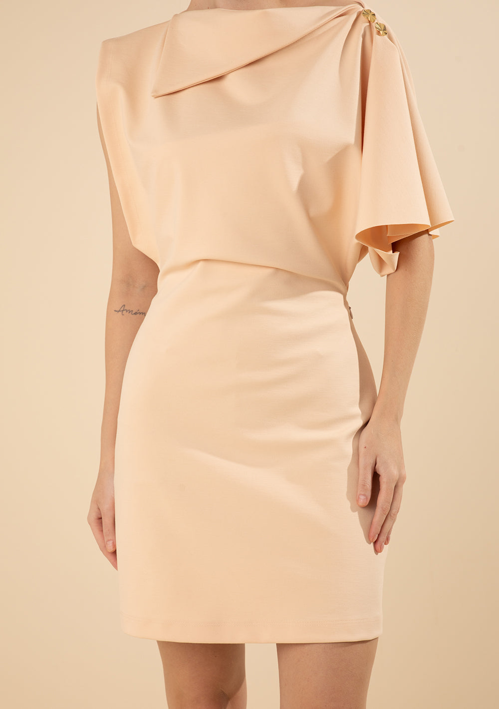 Vestido Corto Ajustado Escote Canoa Sin Mangas