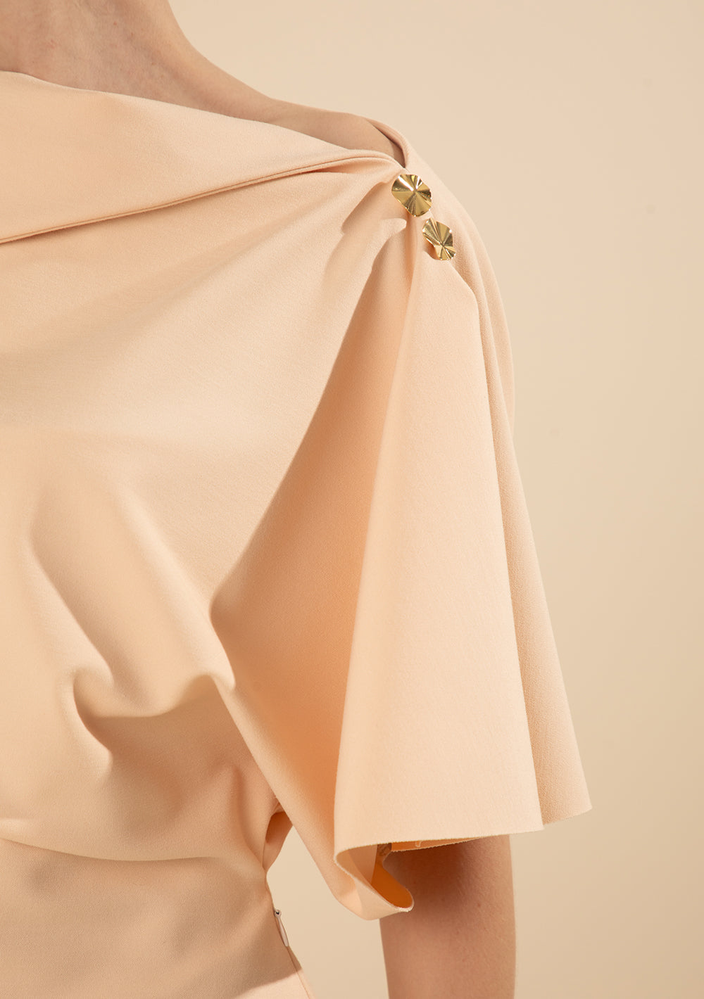 Vestido Corto Ajustado Escote Canoa Sin Mangas