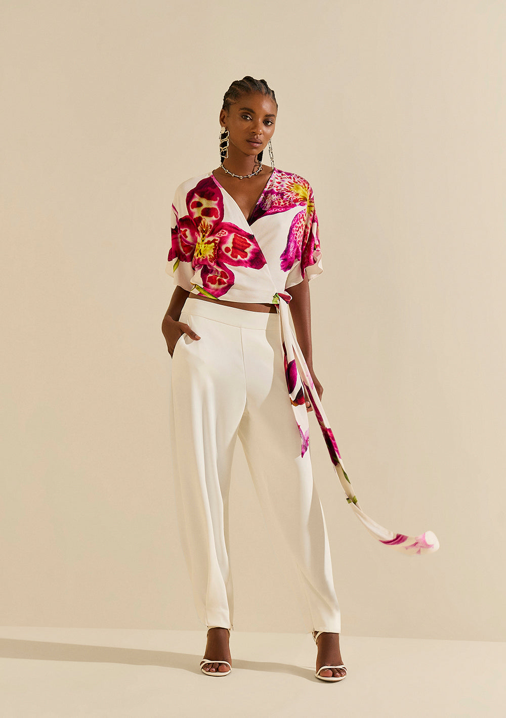 Blusa Cropped Ajustada Escote Cruzado Mangas Cortas