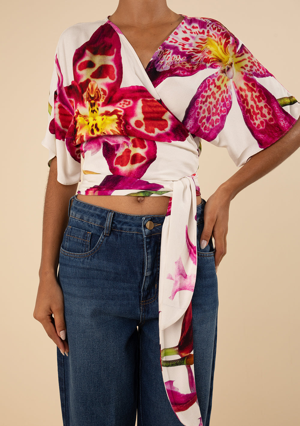 Blusa Cropped Ajustada Escote Cruzado Mangas Cortas