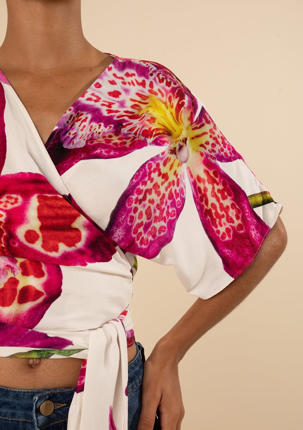 Blusa Cropped Ajustada Escote Cruzado Mangas Cortas