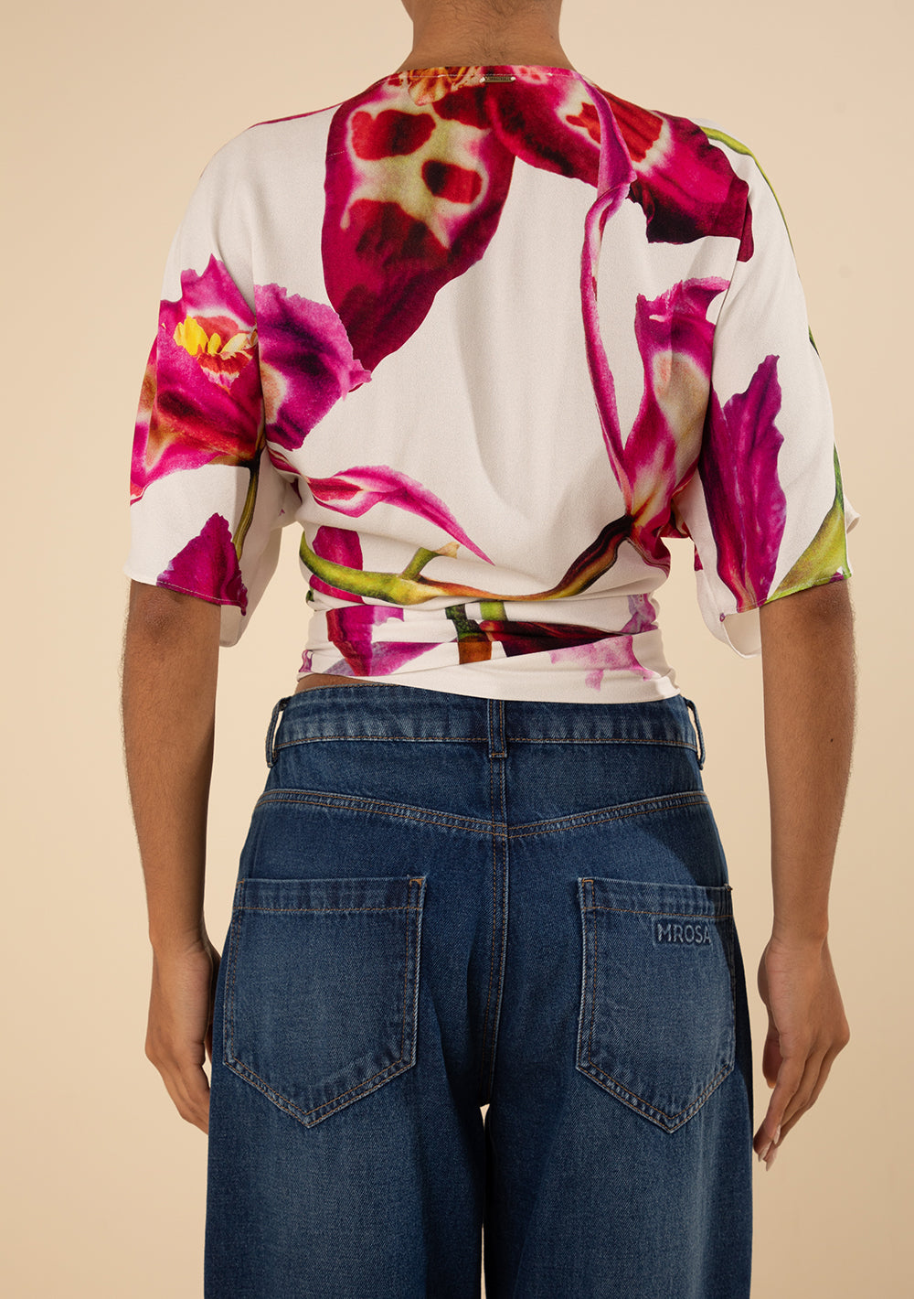 Blusa Cropped Ajustada Escote Cruzado Mangas Cortas