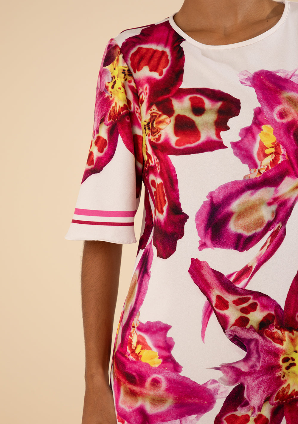 Vestido Corto Suelto Escote Redondo Mangas Cortas