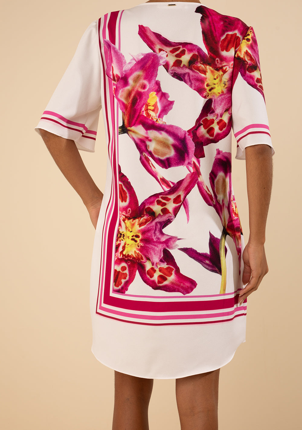 Vestido Corto Suelto Escote Redondo Mangas Cortas