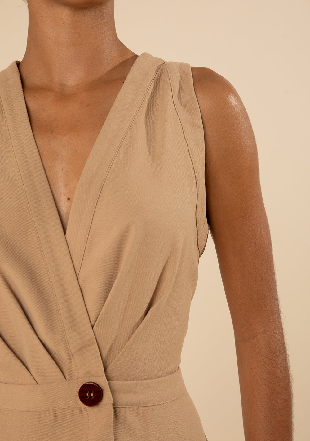 Vestido Corto Ajustado Escote Cruzado Con Tirantes