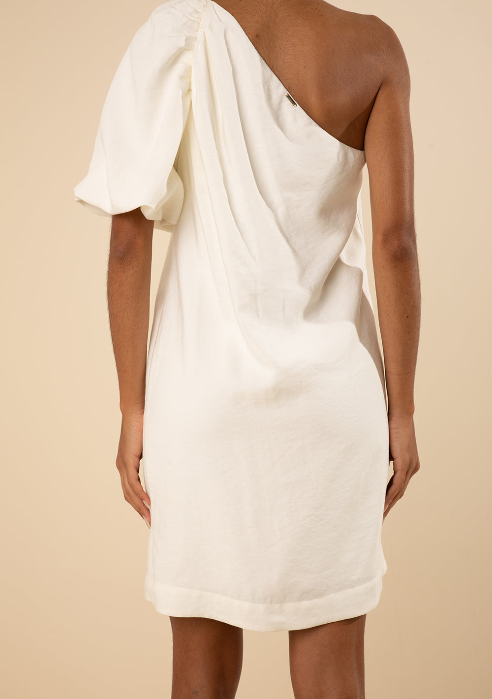 Vestido Corto Suelto De Un Solo Hombro Mangas Cortas