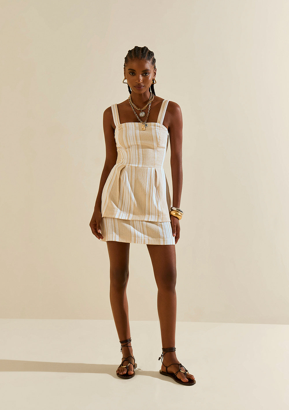 Vestido Corto Ajustado Escote Recto Con Tirantes