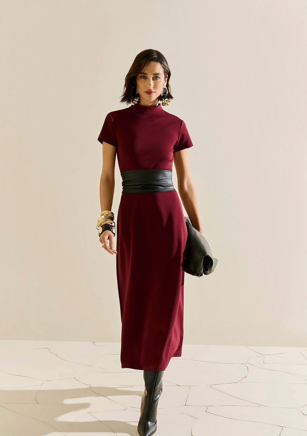 Vestido Midi Ajustado Cuello Alto Mangas Cortas