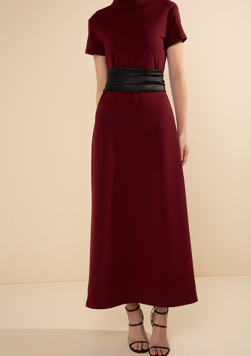 Vestido Midi Ajustado Cuello Alto Mangas Cortas