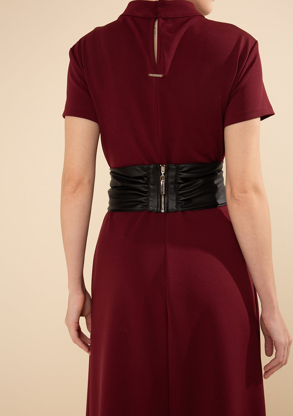 Vestido Midi Ajustado Cuello Alto Mangas Cortas