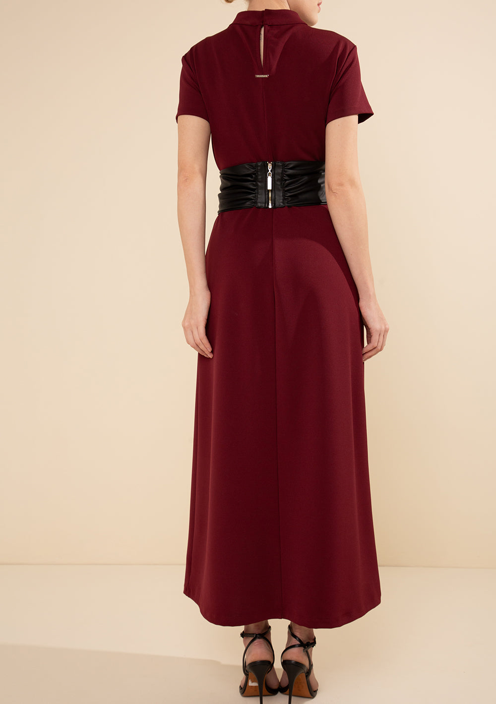 Vestido Midi Ajustado Cuello Alto Mangas Cortas