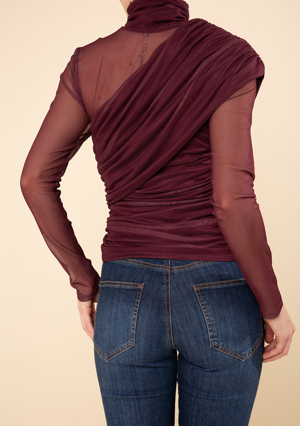 Blusa Ajustada Cuello Alto Mangas Largas