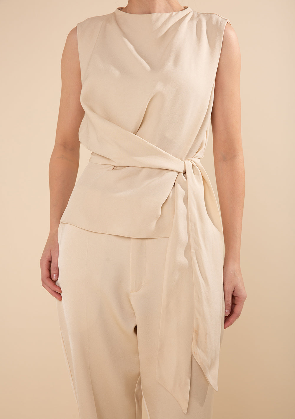 Blusa Ajustada Cuello Alto Sin Mangas