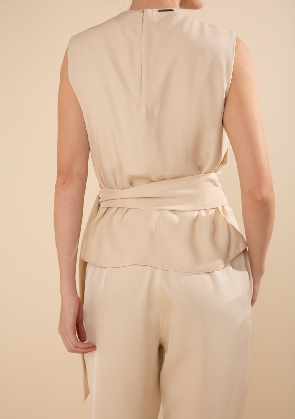 Blusa Ajustada Cuello Alto Sin Mangas