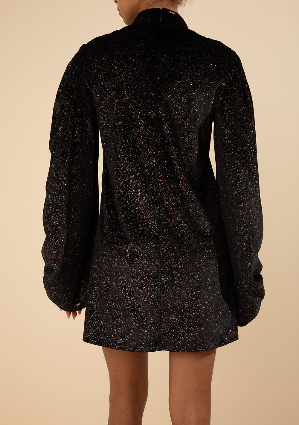 Vestido Corto Suelto Cuello Alto Mangas Largas