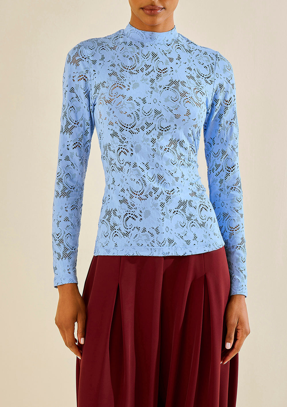 Blusa Ajustada Cuello Alto Mangas Largas