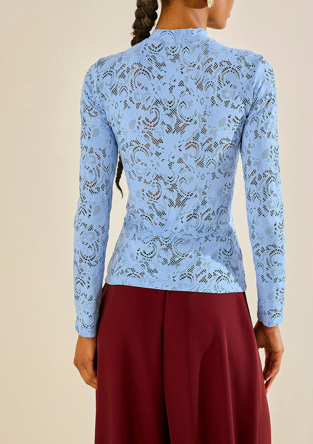 Blusa Ajustada Cuello Alto Mangas Largas