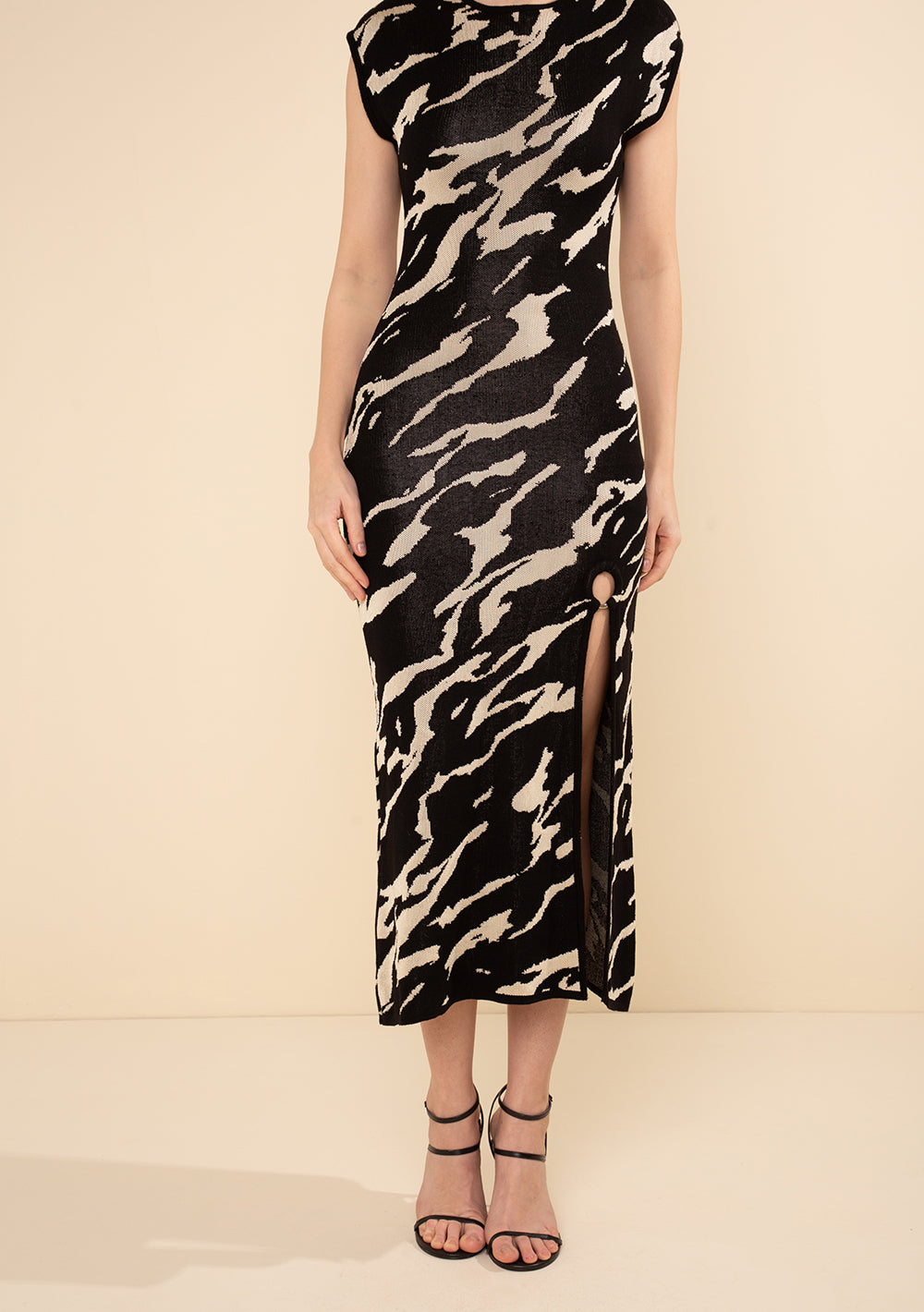 Vestido Midi Ajustado Escote Redondo Mangas Cortas