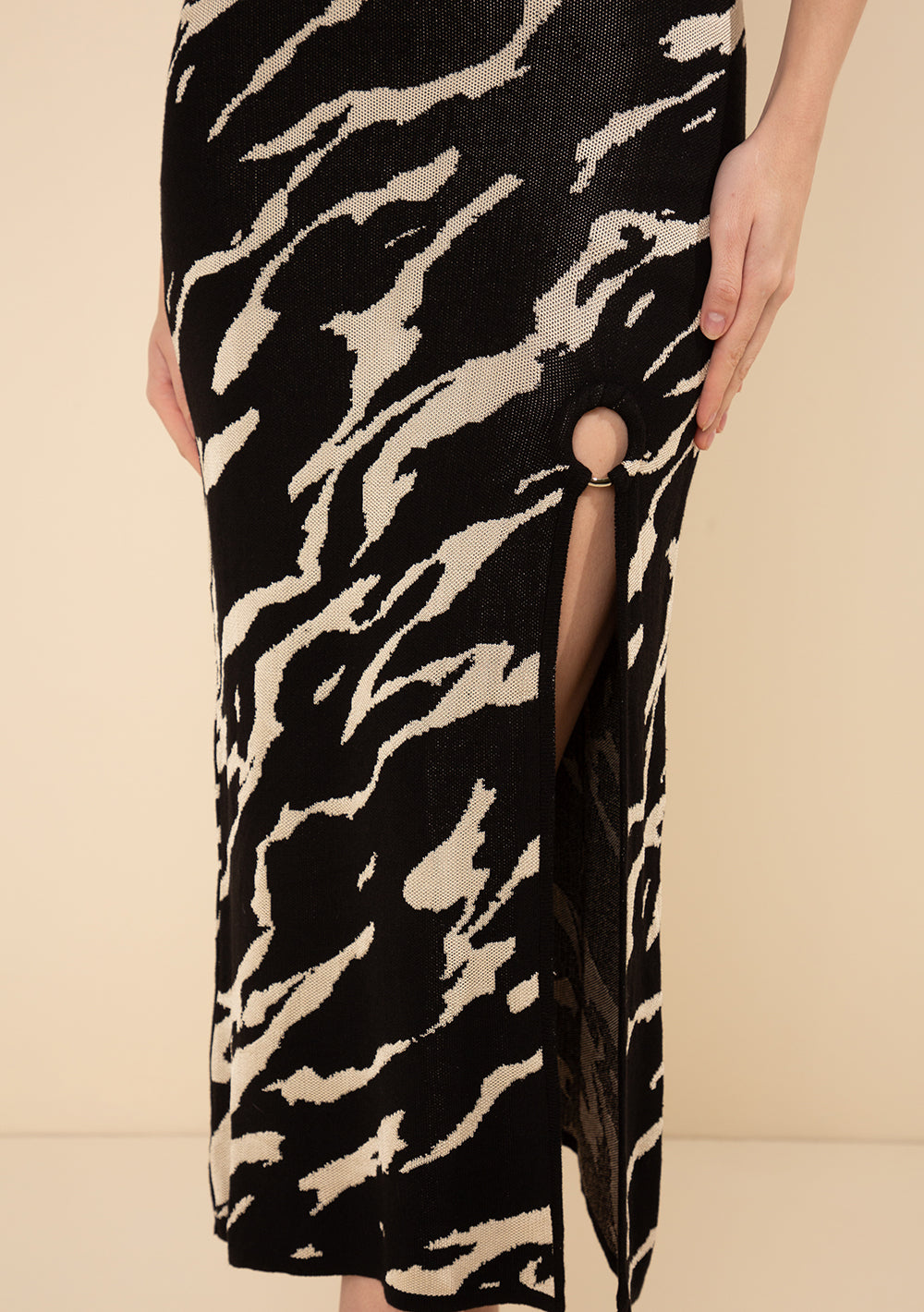 Vestido Midi Ajustado Escote Redondo Mangas Cortas