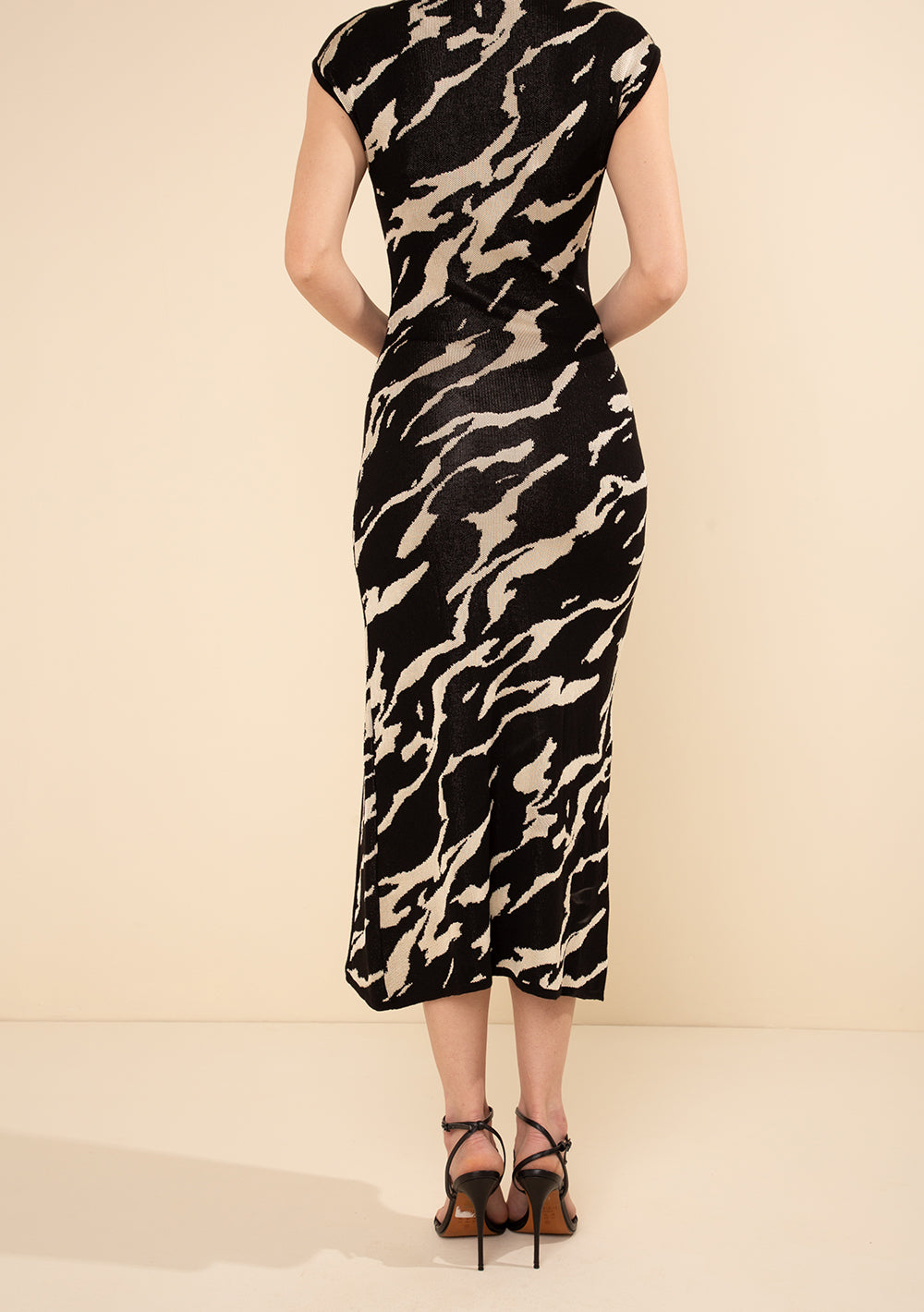 Vestido Midi Ajustado Escote Redondo Mangas Cortas