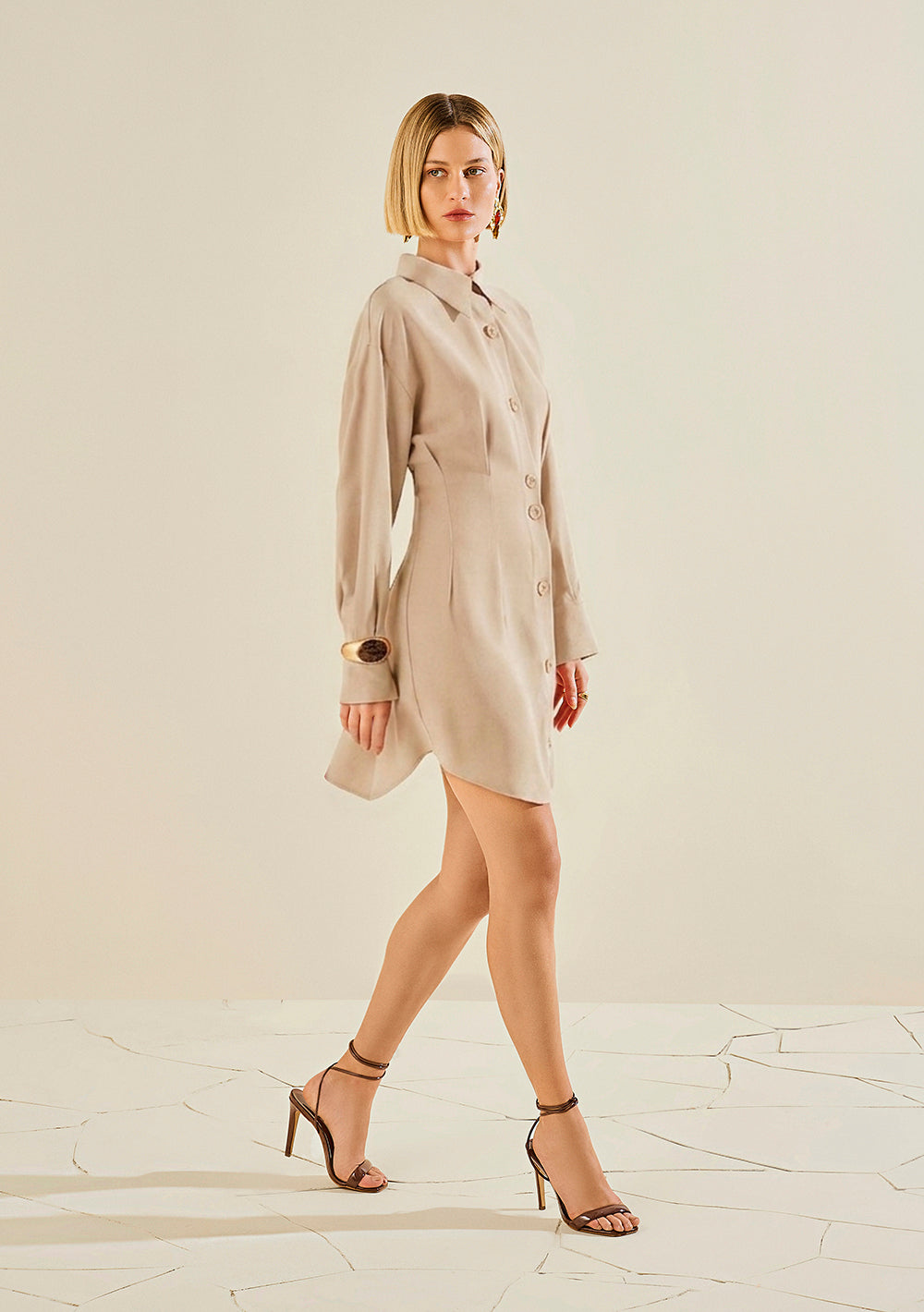 Vestido Corto Ajustado Cuello Clásico Mangas Largas