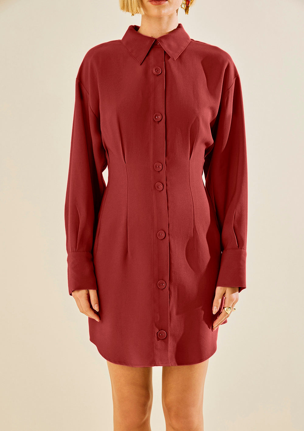 Vestido Corto Ajustado Cuello Clásico Mangas Largas