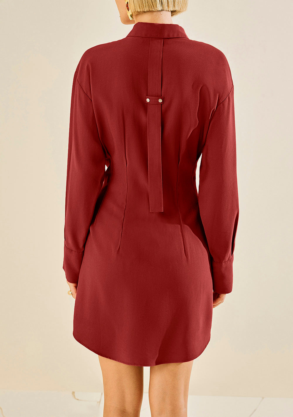 Vestido Corto Ajustado Cuello Clásico Mangas Largas