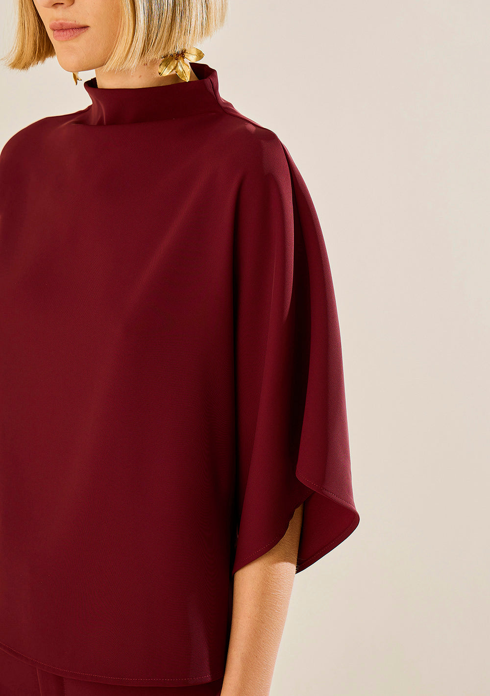 Blusa Suelta Cuello Alto Mangas Cortas