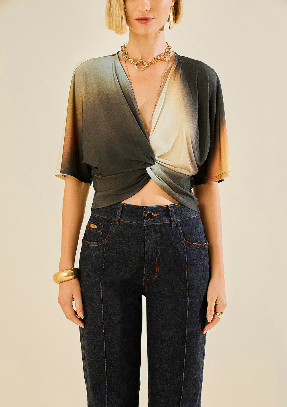Blusa Ajustada Escote en V Mangas Cortas