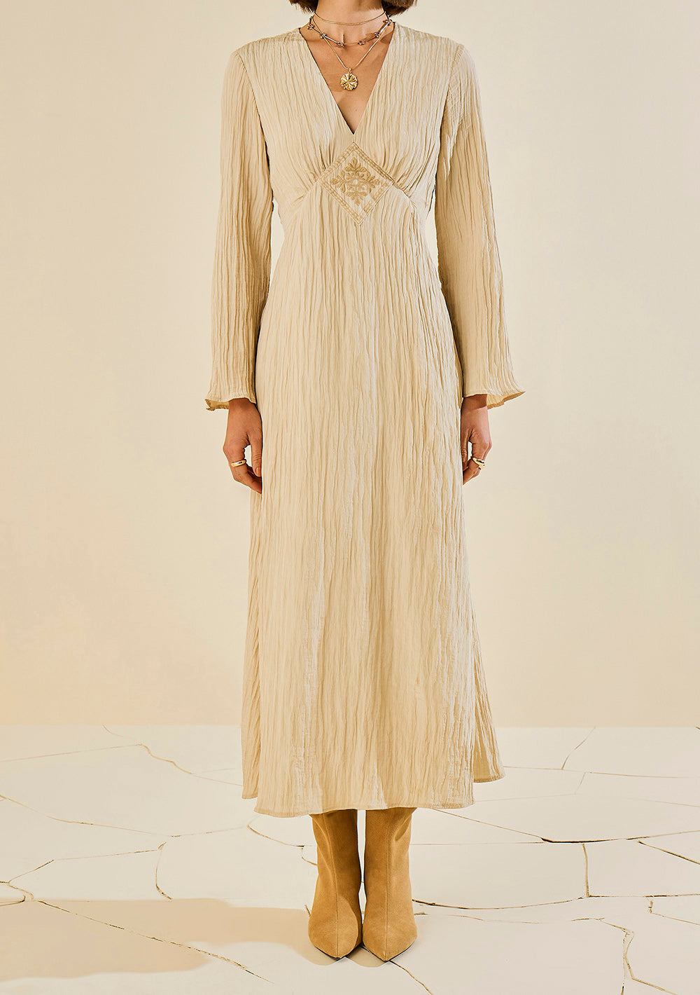 Vestido Midi Ajustado Escote en V Mangas Largas