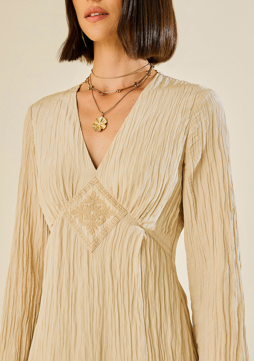 Vestido Midi Ajustado Escote en V Mangas Largas