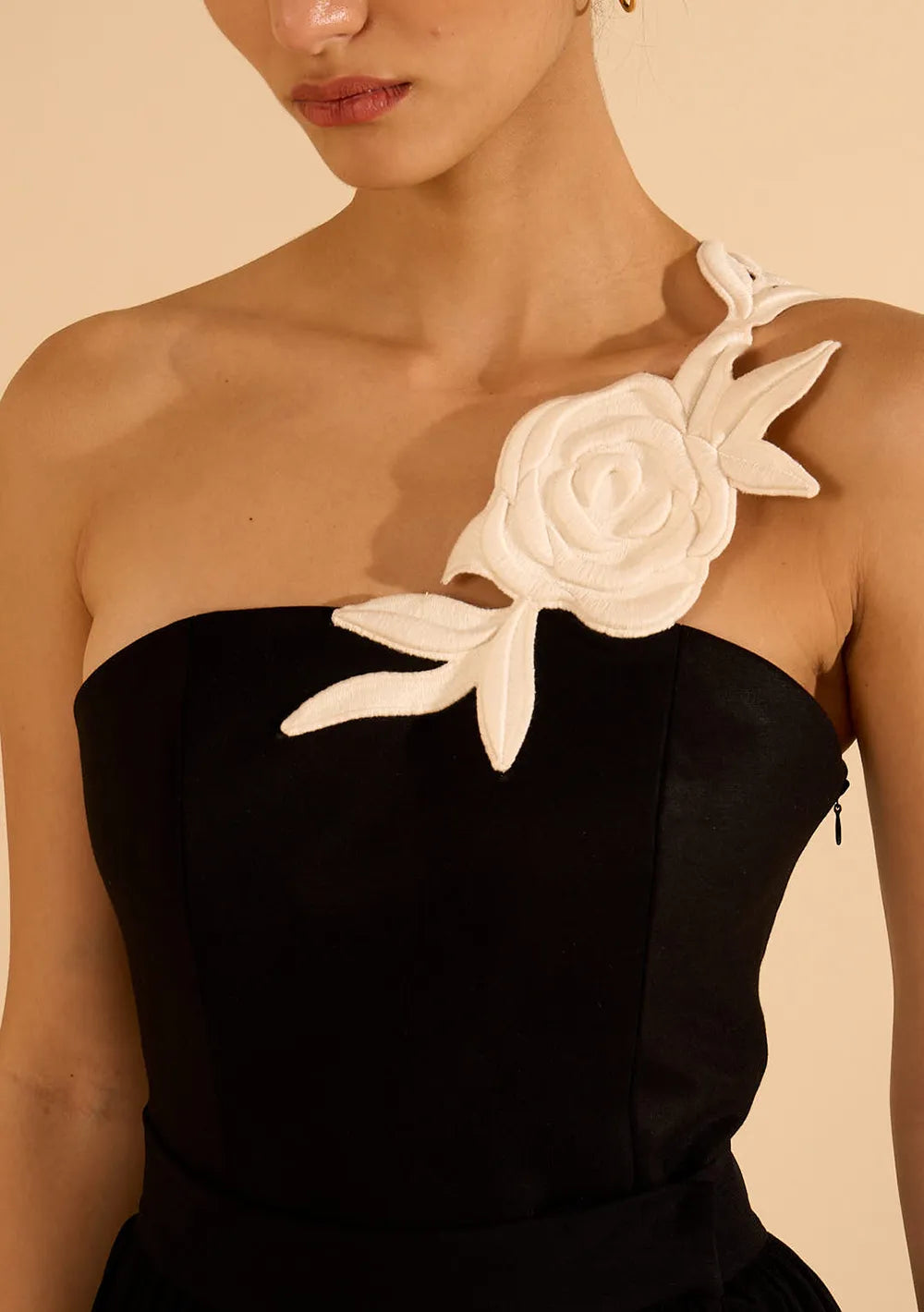 Vestido Corto Ajustado Escote Recto Sin Mangas