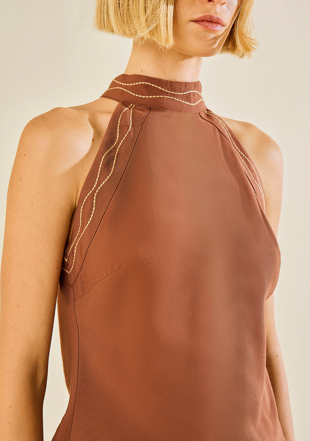 Blusa Larga Ajustada Cuello Alto sin Mangas