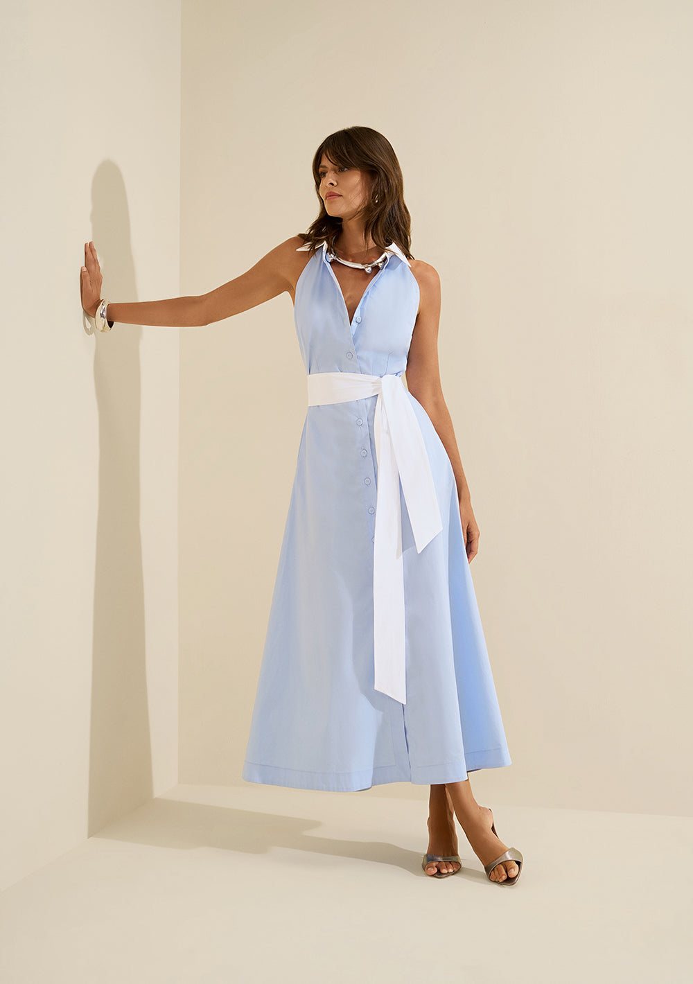 Vestido Midi Suelto Cuello Clásico Sin Mangas