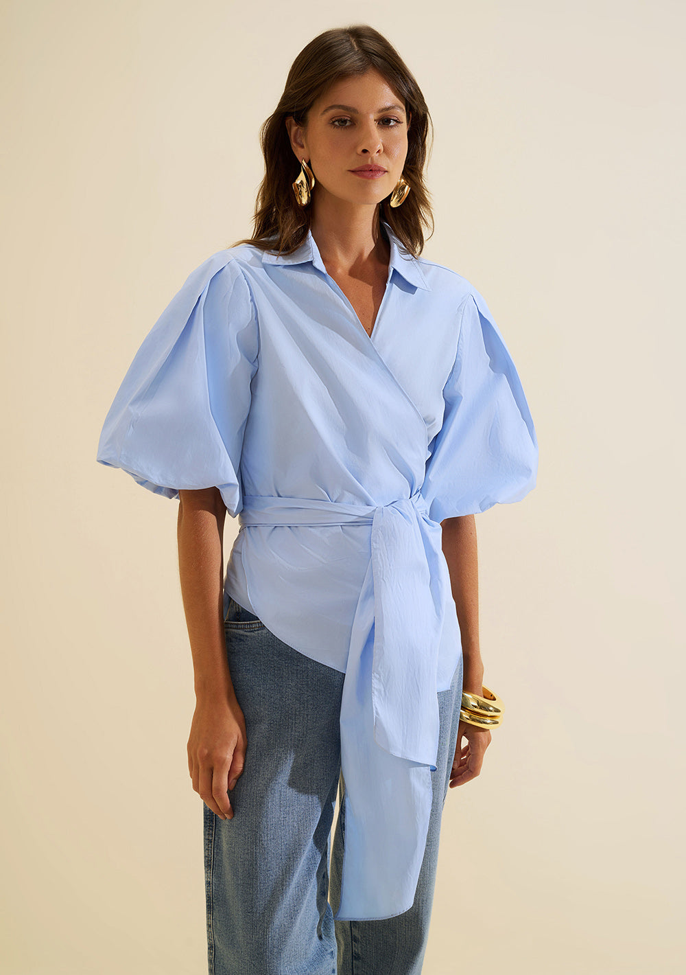 Camisa Ajustada Escote Cruzado Mangas Cortas