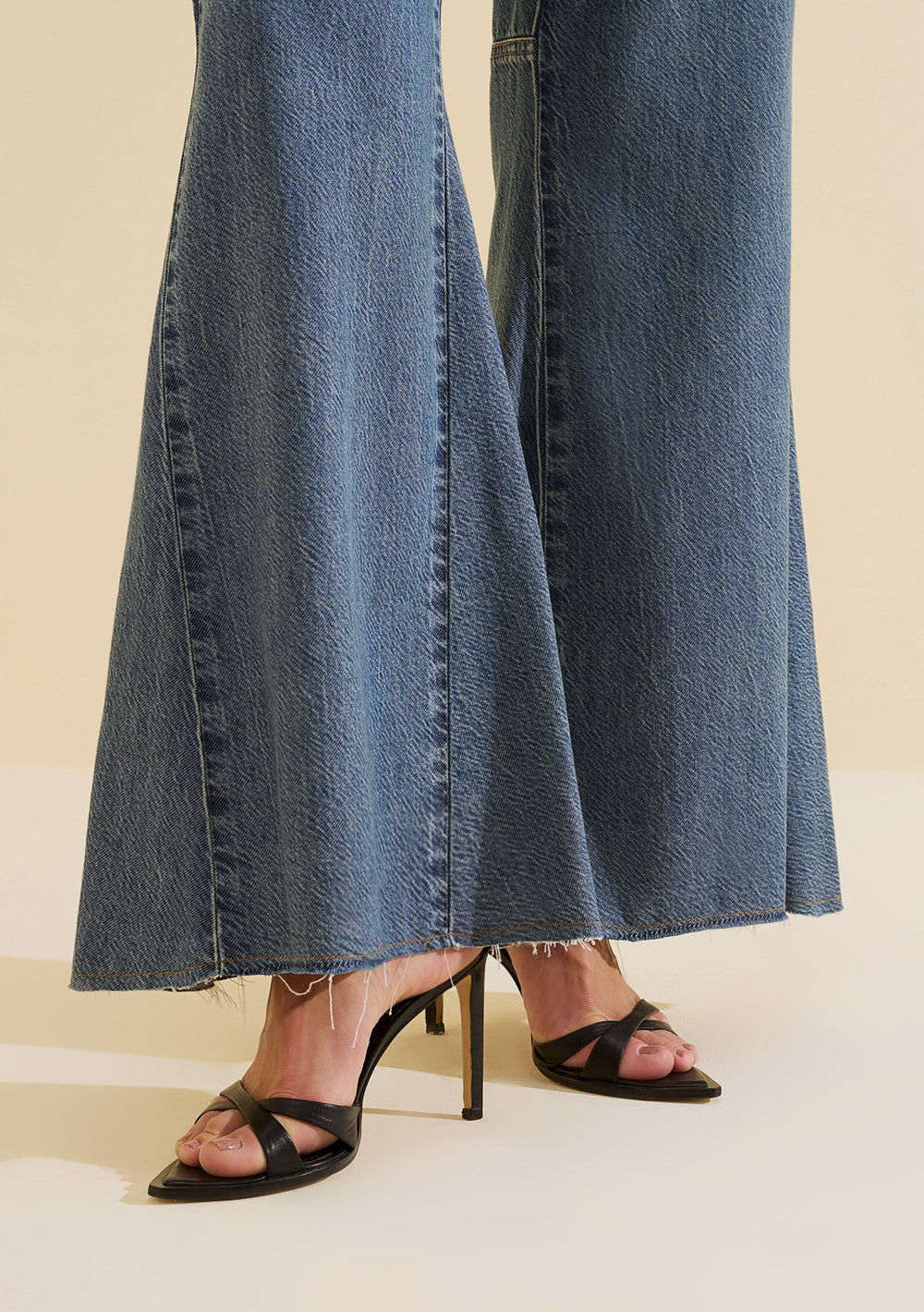 Pantalón Jeans Flare Tiro Alto