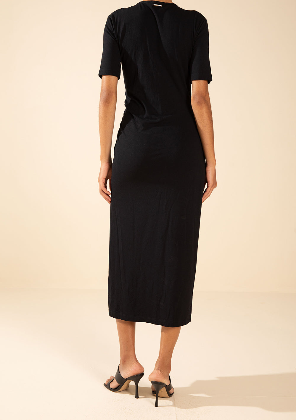 Vestido Ajustado Escote Redondo Mangas Cortas Midi