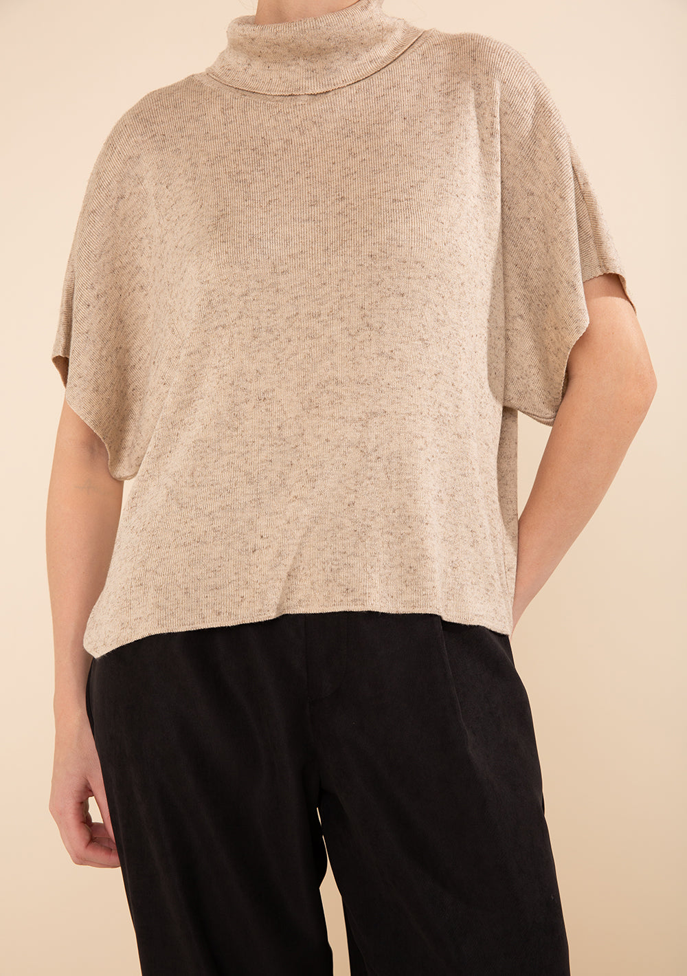 Blusa Suelta Cuello Alto Mangas Cortas