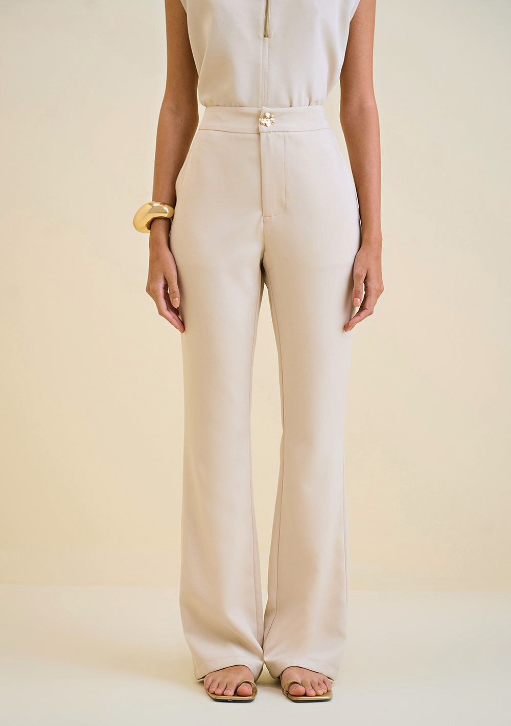 Pantalón Boot Cut Tiro Alto con Bolsillo